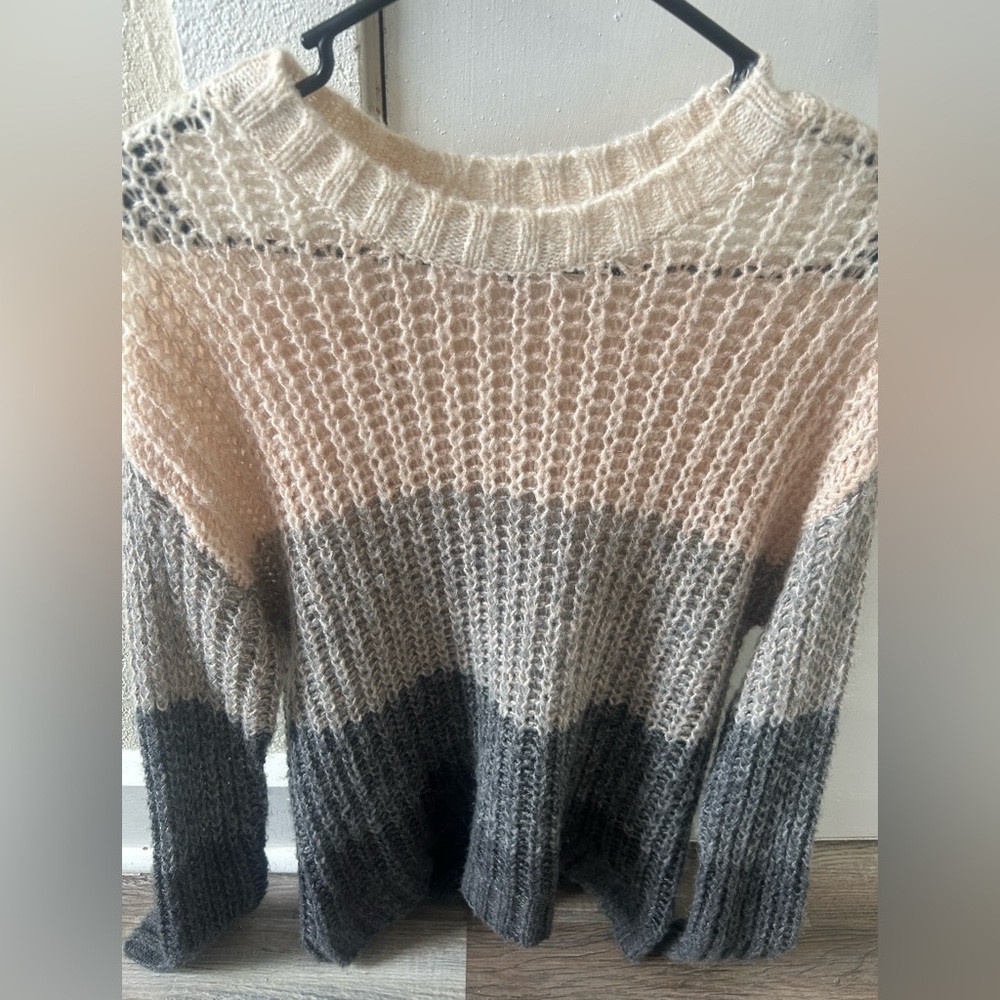 American Eagle Outfitters Cream and Gray Crew Neck Sweater